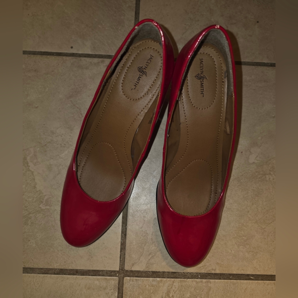Jaclyn Smith Women's Elegant Red Pumps
